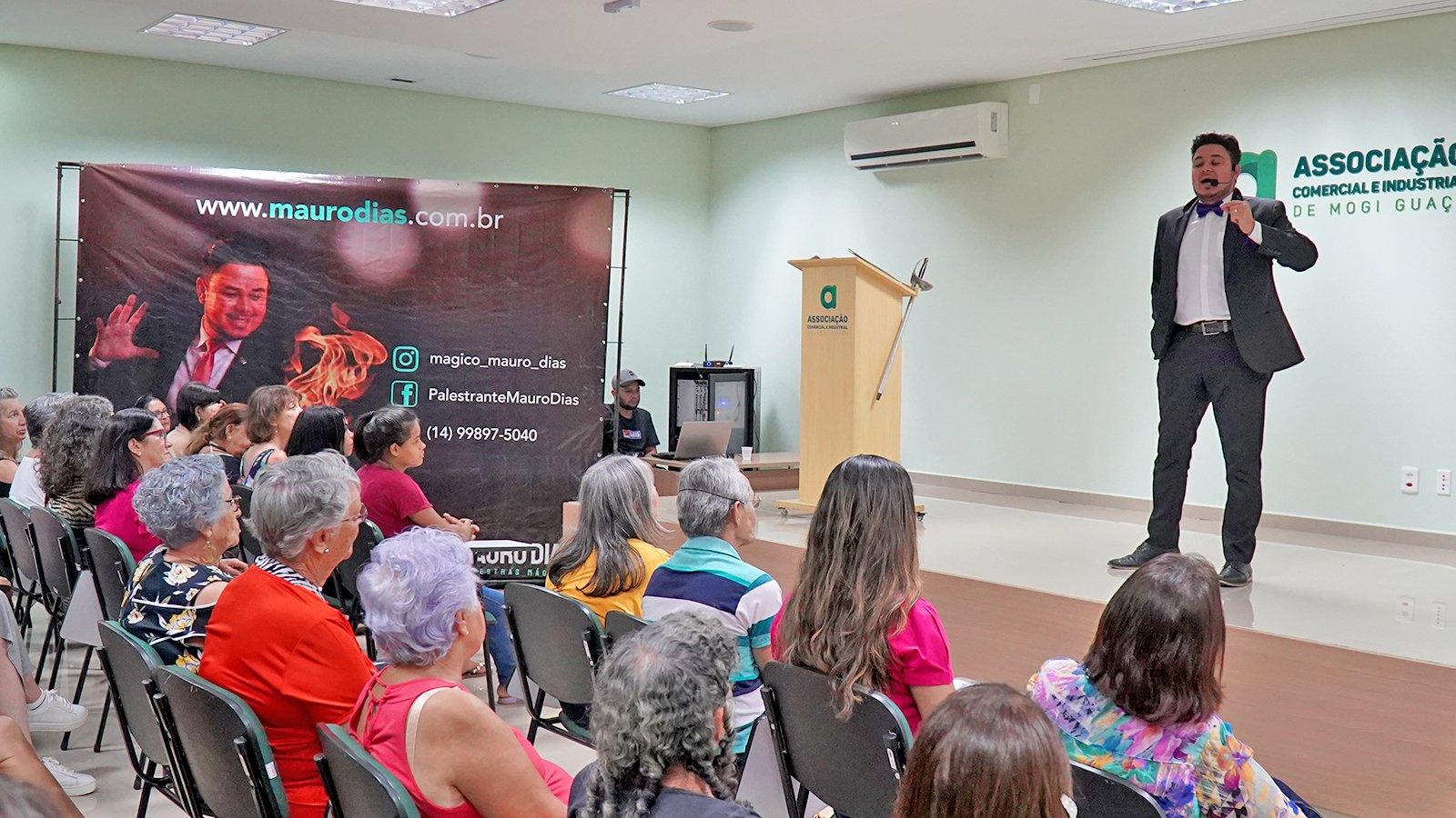 Palestra Mágica encerra ciclo de encontros promovidos pela Assistência Social