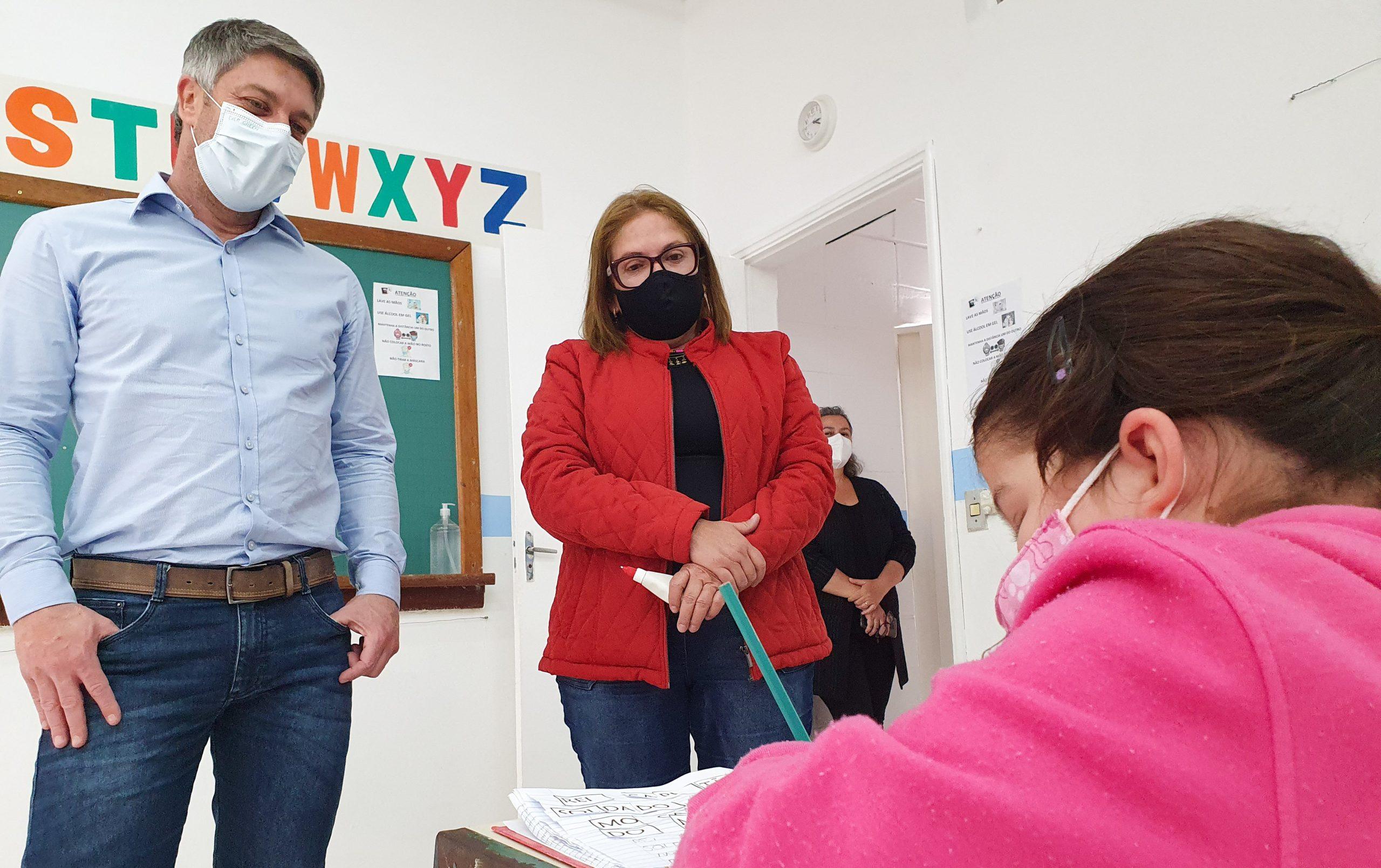 Prefeito visita escola no Novo Itacolomy para acompanhar retorno presencial às aulas