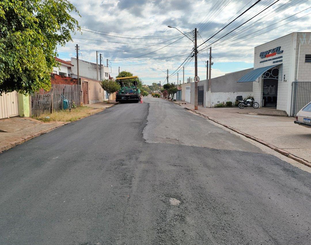 Rua Cristóvão Colombo recebe serviços de recapeamento asfáltico; pacote prevê melhorias em 32 vias