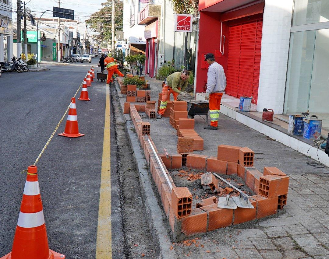 Revitalização: novos canteiros começam a ser instalados na Rua Chico de Paula