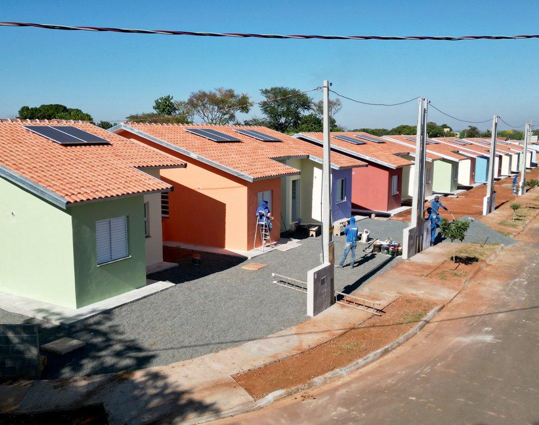 Prefeito e secretário do Estado da Habitação entregam casas no Jardim Araucária
