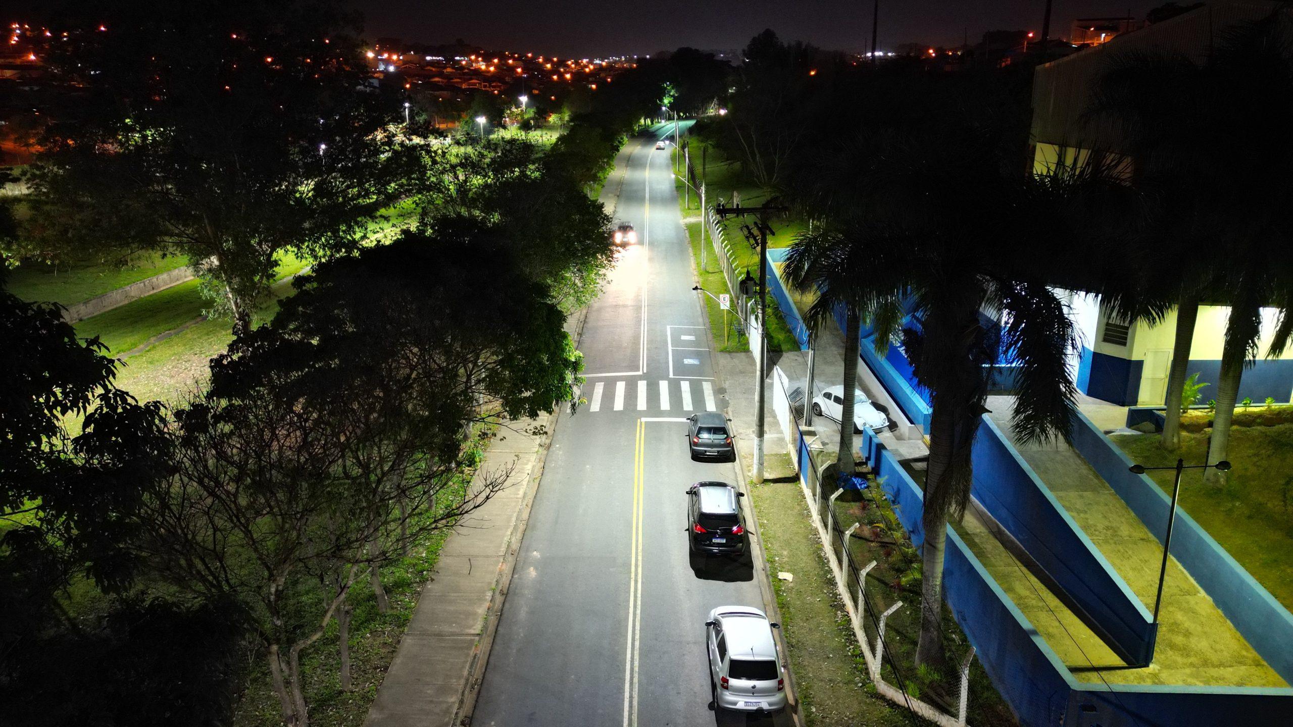 Mais de 200 luminárias em LED estão sendo instaladas no entorno do Córrego dos Macacos