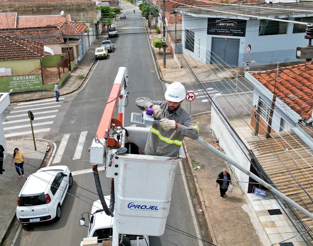 Ruas da Vila Paraíso e Avenida Emília Marchi Martini recebem luminárias em LED