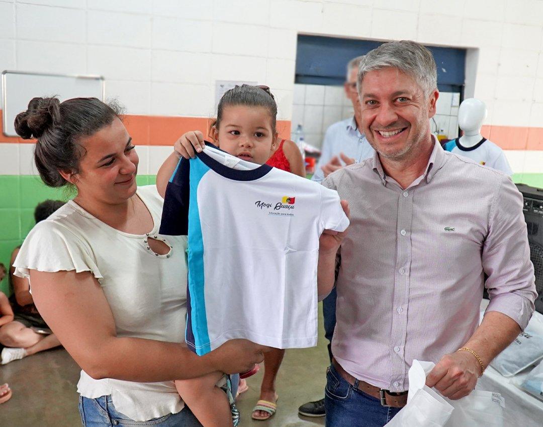 Alunos das creches são os primeiros a receber os kits de uniforme escolar