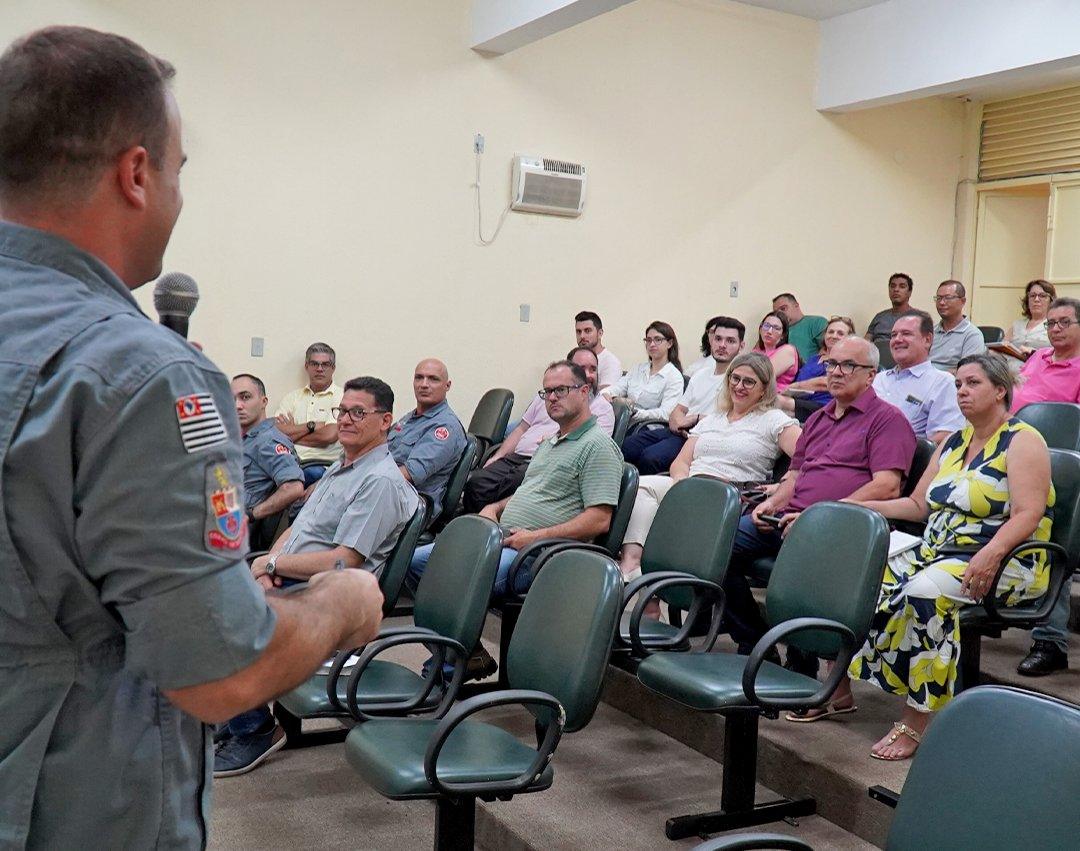 Workshop sobre regularização de prédios públicos é realizado no Centro Cultural