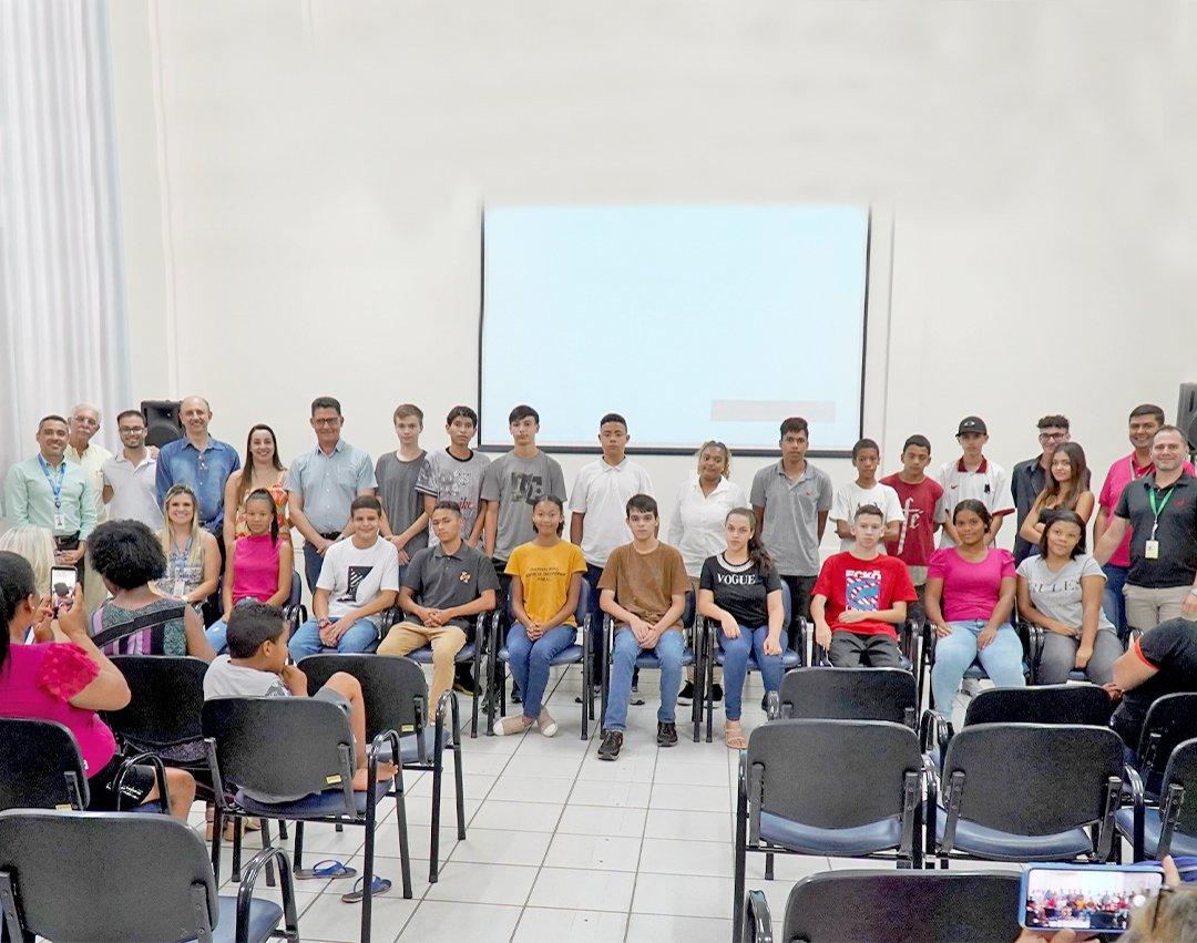 Jovens aprendizes participam de integração e iniciam atividades na Administração Municipal