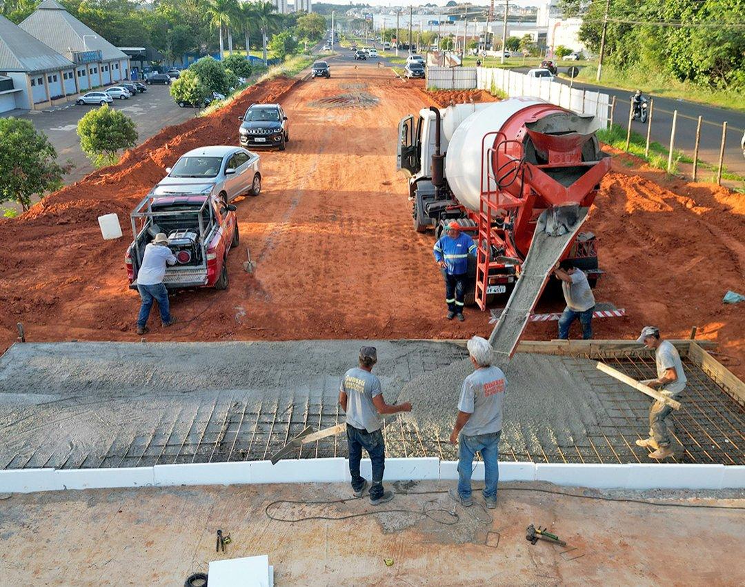 Nova ponte da Avenida Brasil recebe concretagem da laje de aproximação da margem direita