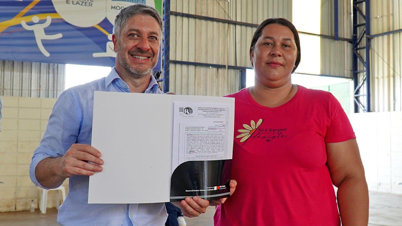Martinho Prado: entregue a titularidade de propriedade para 99 moradores da Vila Esperança