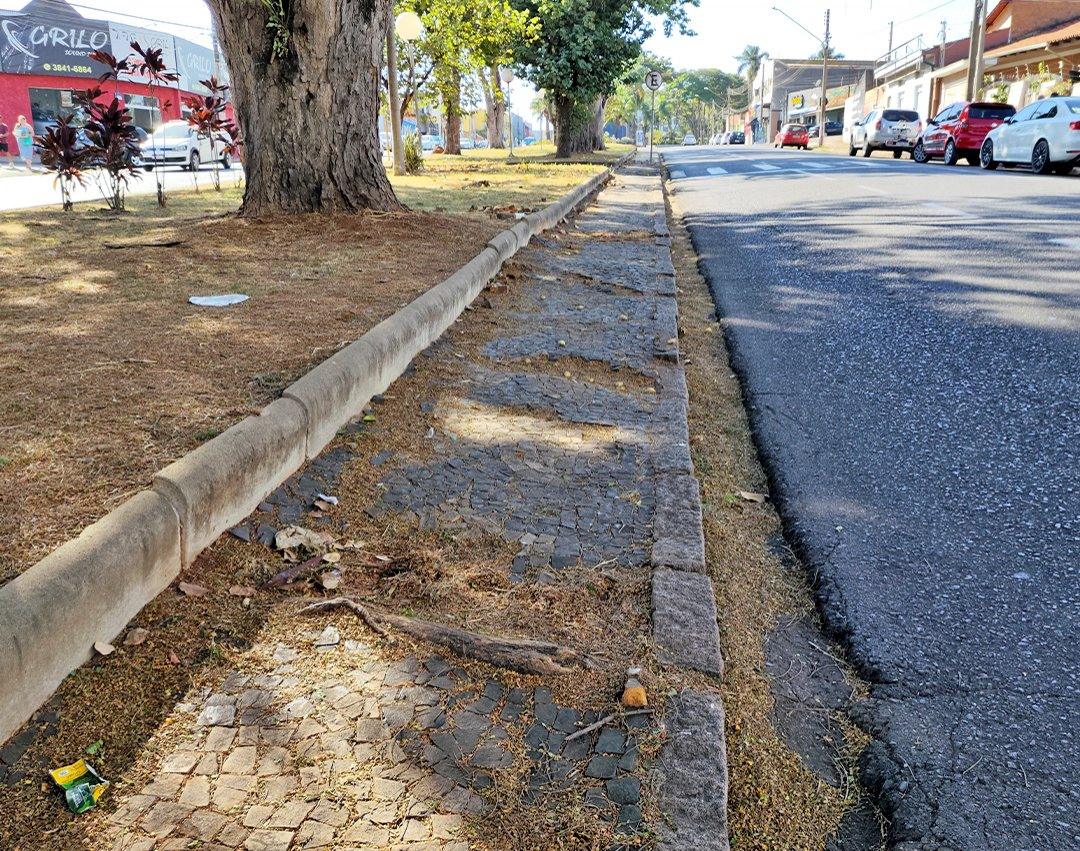 Começa a reforma da calçada do canteiro central da Avenida 9 de abril
