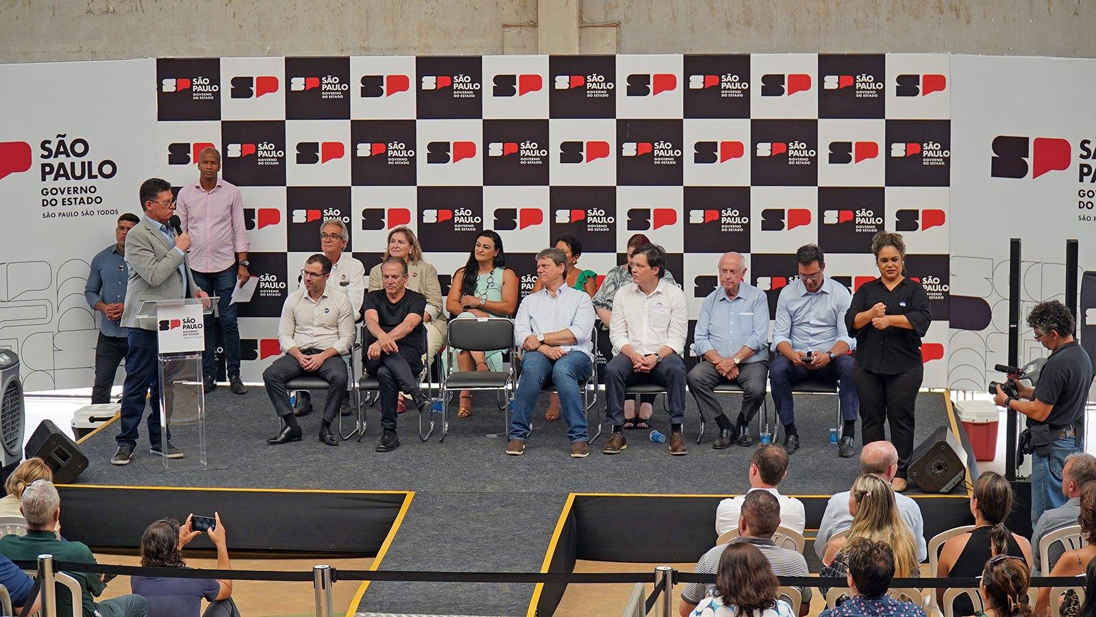 Em visita ao Guaçu, Tarcísio inaugura com Tuckumantel nova escola de Martinho Prado