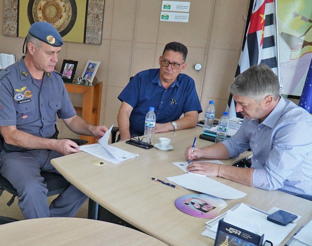 Prefeito e vice-prefeito assinam convênio que prevê atividade delegada da Polícia Militar no município 
