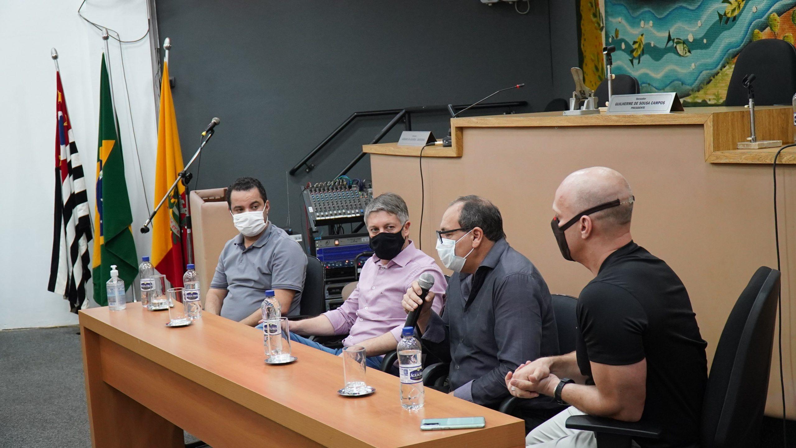 Prefeito apresenta à Câmara novos secretários de Saúde e Educação