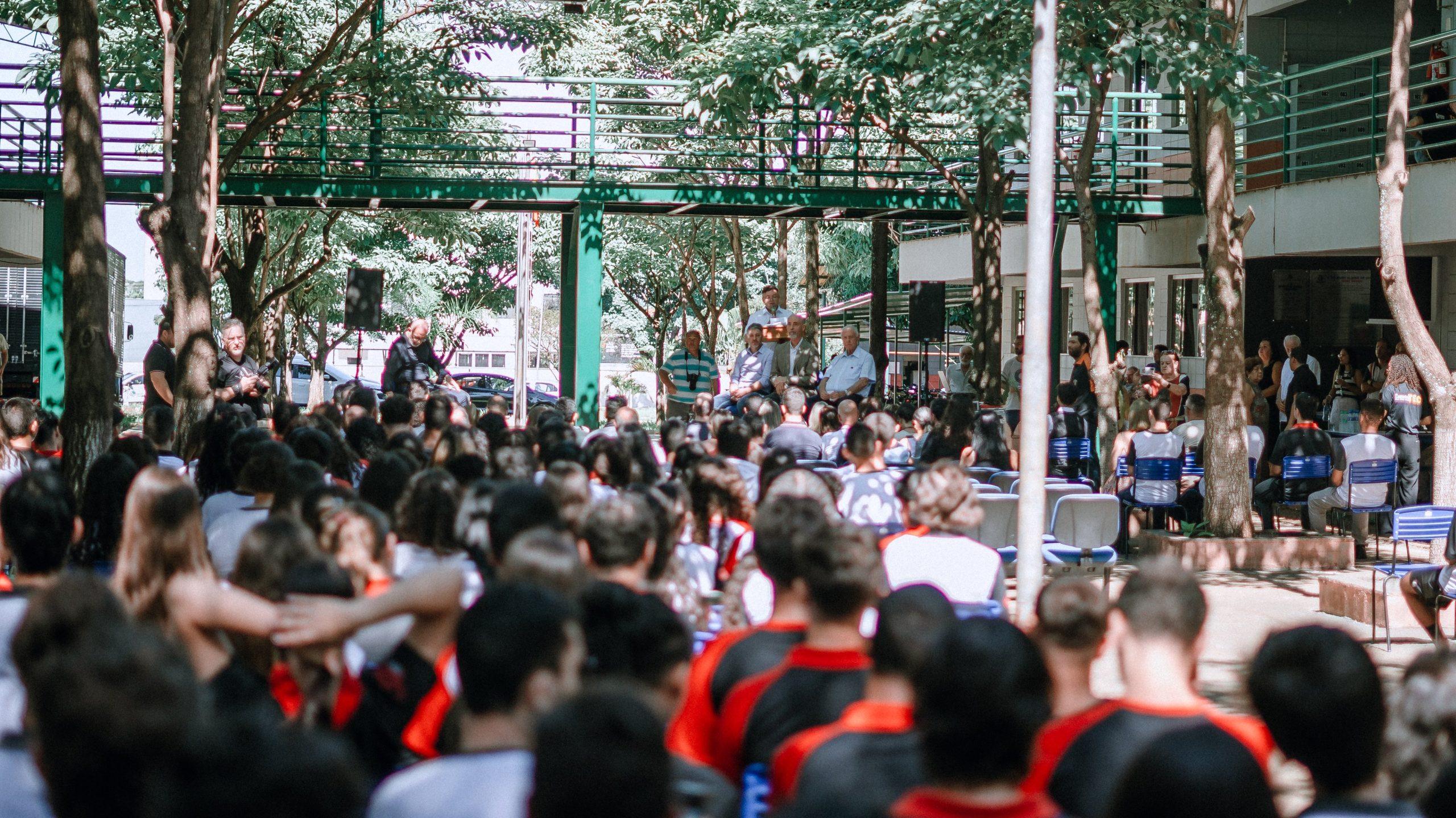 Ao lado de Rodrigo Falsetti, Barros Munhoz confirma recursos para cobertura da quadra da ETEC