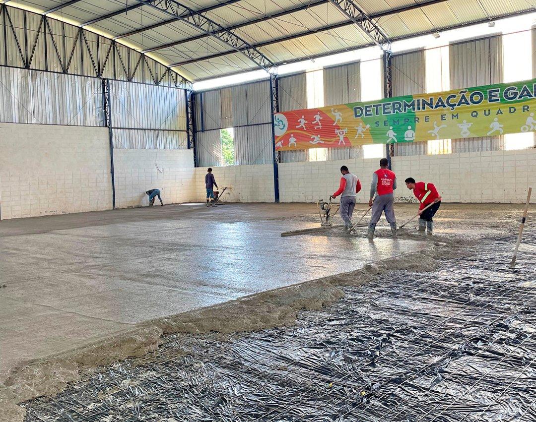 Quadra do Centro Esportivo de Martinho Prado recebe instalação do novo piso de concreto