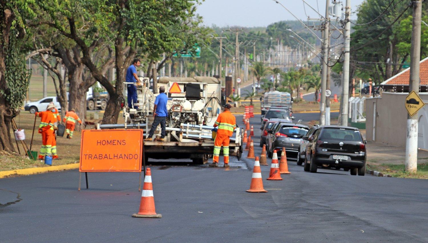 Obras retoma serviço de recapeamento asfáltico com melhorias na Avenida Tancredo Neves