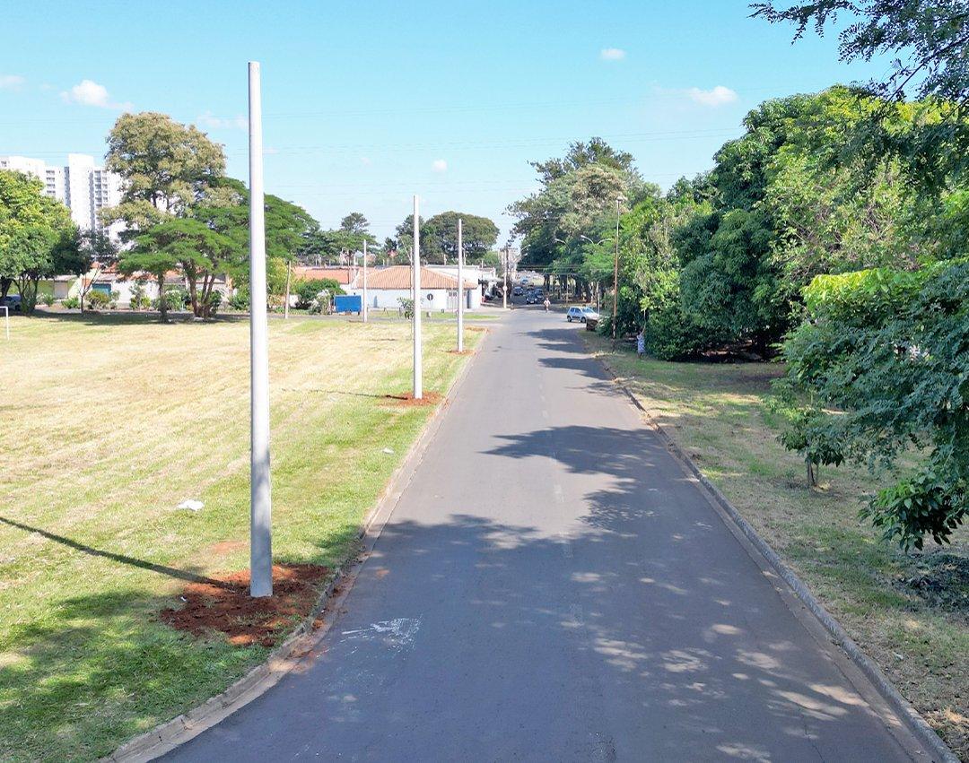 Prefeitura instala 26 novos postes de iluminação em LED no Jardim Esplanada 