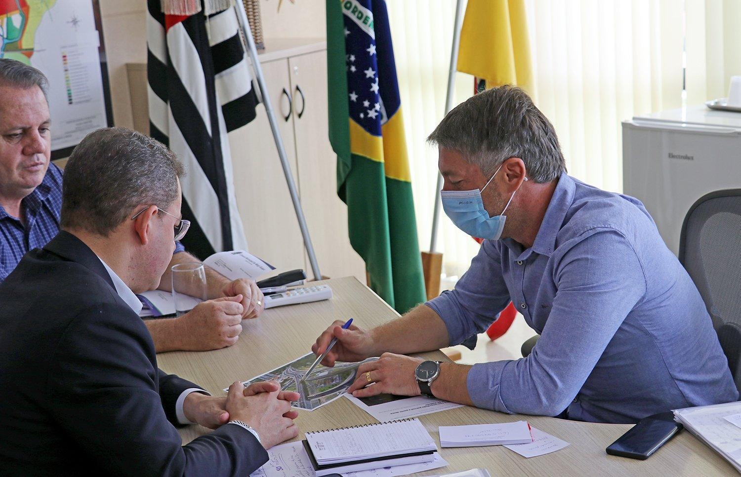 Prefeito anuncia investimentos para Chácaras Alvorada durante encontro com parlamentar