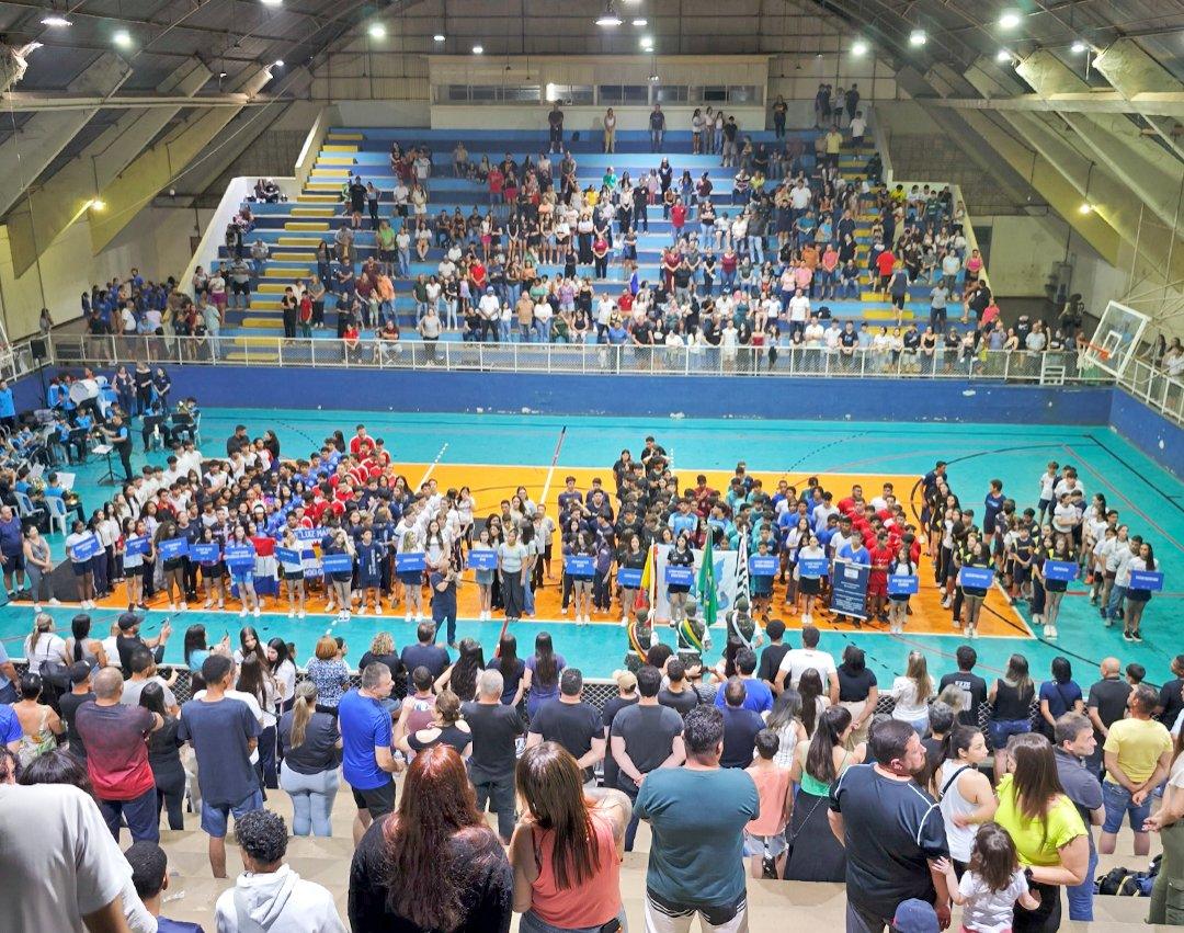 Abertura dos Jogos Escolares Municipais reúne 1,5 mil pessoas no Furno