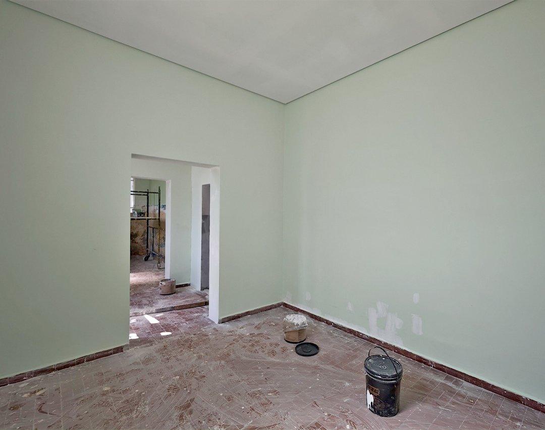 Prédio da antiga cadeia recebe serviços de pintura interna e de revestimento e piso nos sanitários 