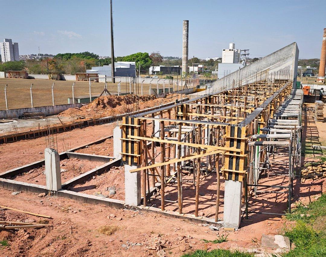 Construção dos pilares da nova arquibancada no Estádio do Camacho é executada 