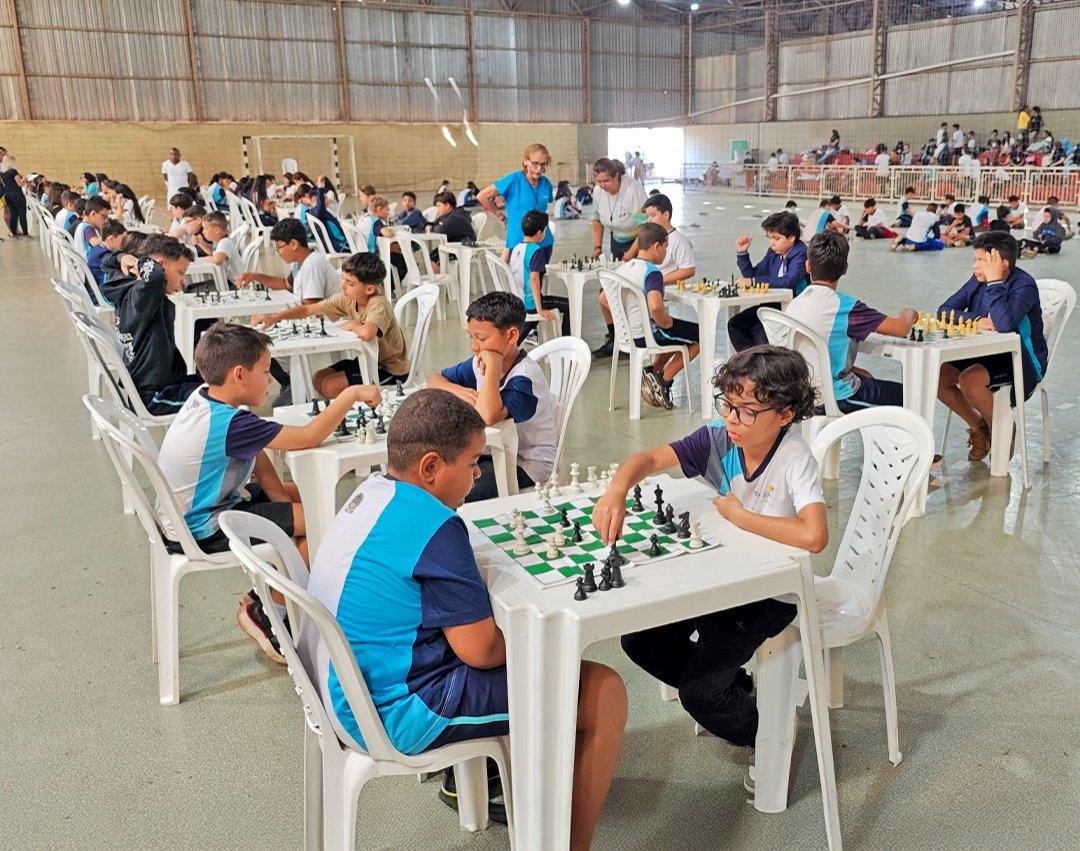 Escolas Ubirajara Ramos e Antonio Giovani Lanzi sagram-se campeãs de torneio municipal de xadrez