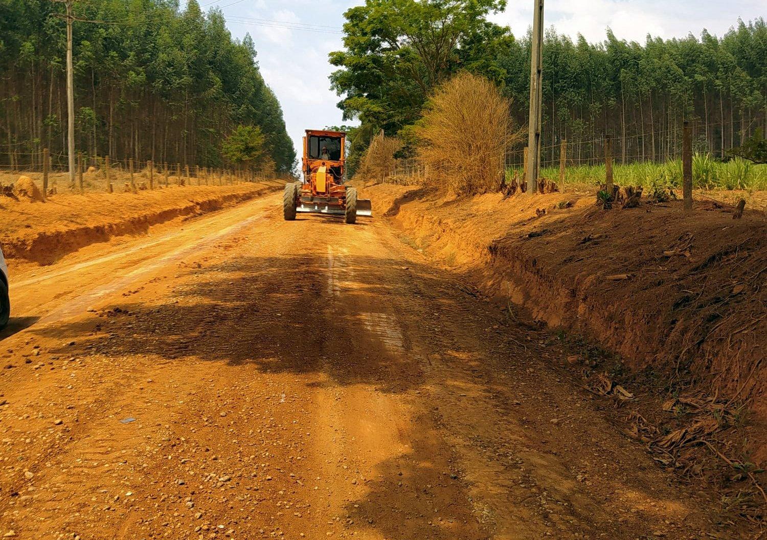 Obras realiza melhorias nas estradas rurais do munícipio