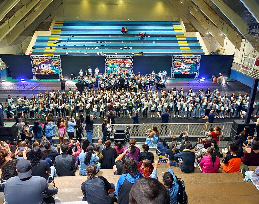 250 estudantes e Banda Sinfônica participam de espetáculo musical Brasil de todos os sons