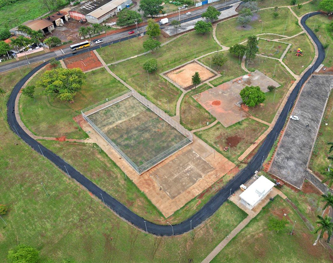 Obra da Praça do TG avança com instalação de playground, área de calistenia e asfaltamento da pista de ciclismo 