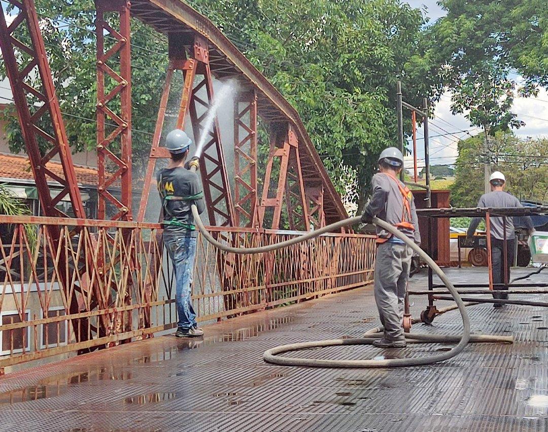 Serviços de revitalização da ponte de pedestres são promovidos pela Prefeitura e iniciativa privada