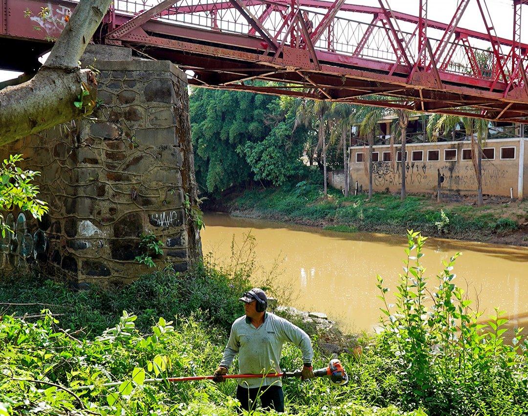 SAAMA inicia limpeza das margens do Rio Mogi Guaçu no entorno da ponte de pedestres
