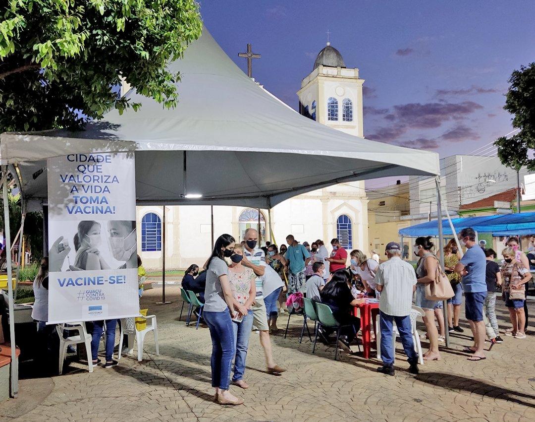 Vacinação noturna na Praça do Recanto atinge mais de 900 pessoas em três dias