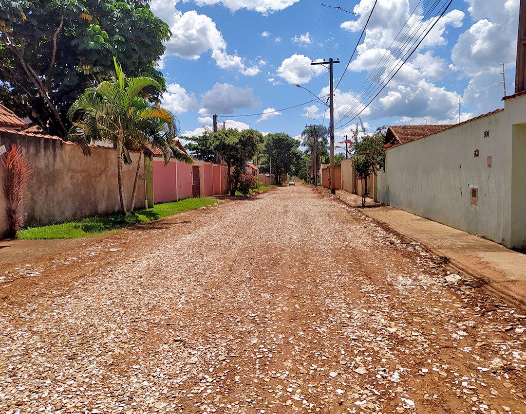 Equipe faz manutenção de ruas no Santa Felicidade e no distrito Caruso