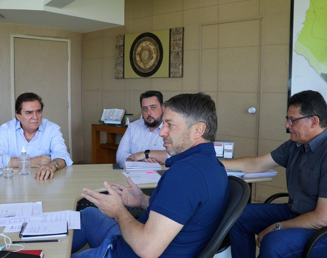 Prefeito recebe equipe do Pague Menos; rede inaugura unidade na cidade em junho