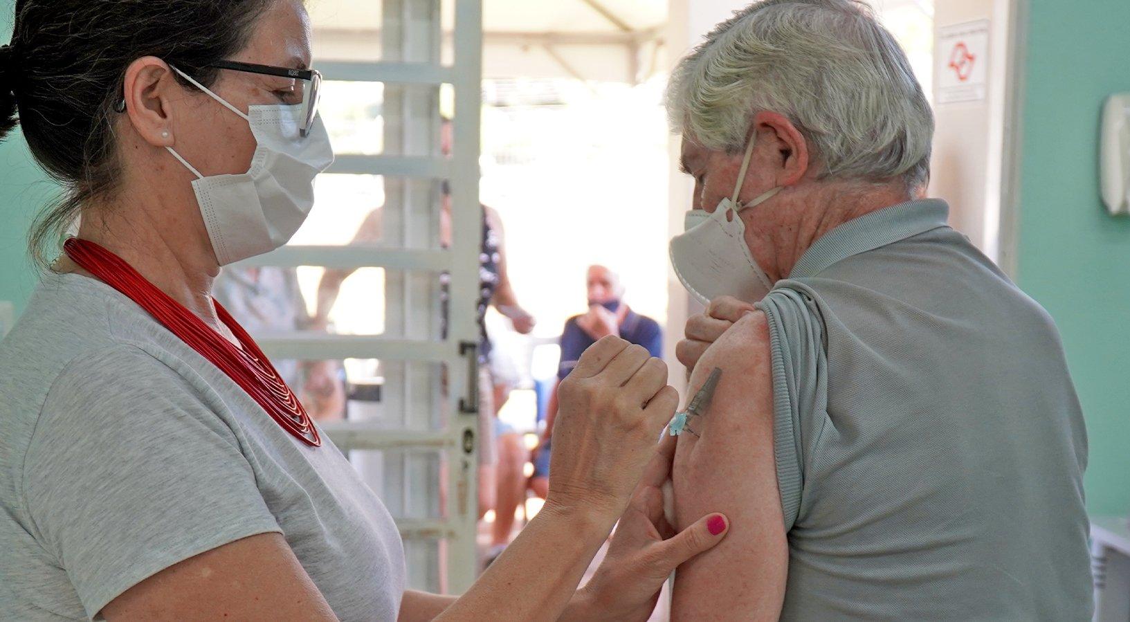 Saúde realiza vacinação contra a gripe em idosos a partir de 80 anos neste sábado