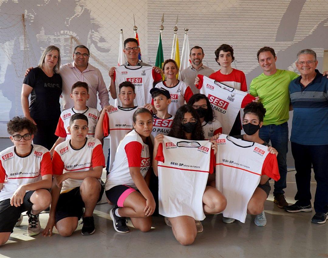 200 alunos do Programa Atleta do Futuro recebem kits de uniforme