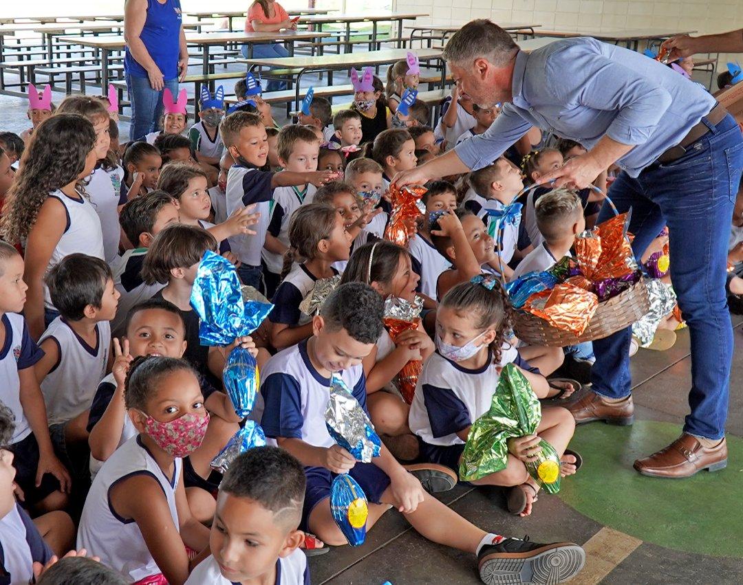 Prefeitura inicia entrega de ovos de chocolate a alunos da Rede Municipal