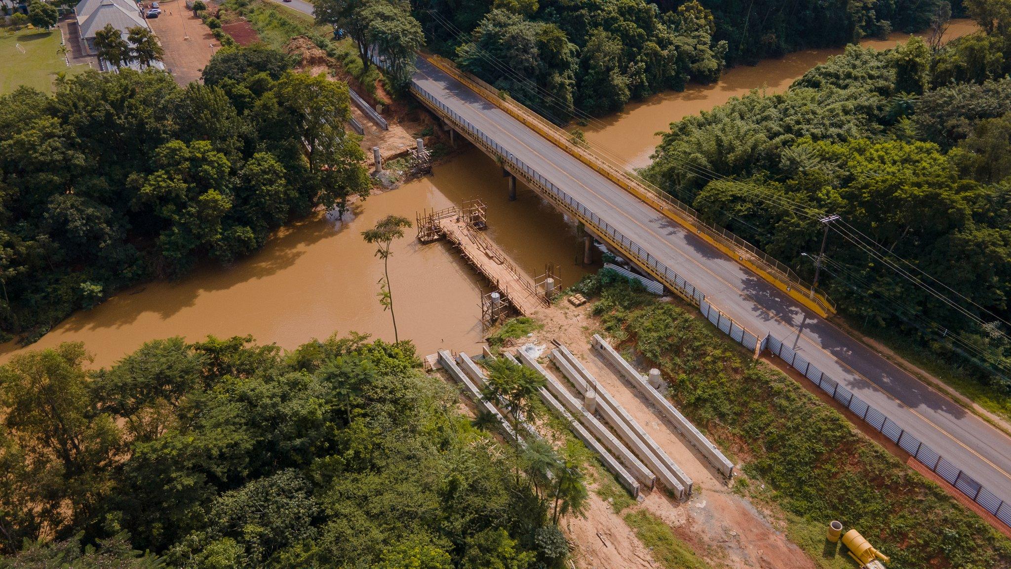 Ponte provisória é instalada no centro do rio para avanço de obra