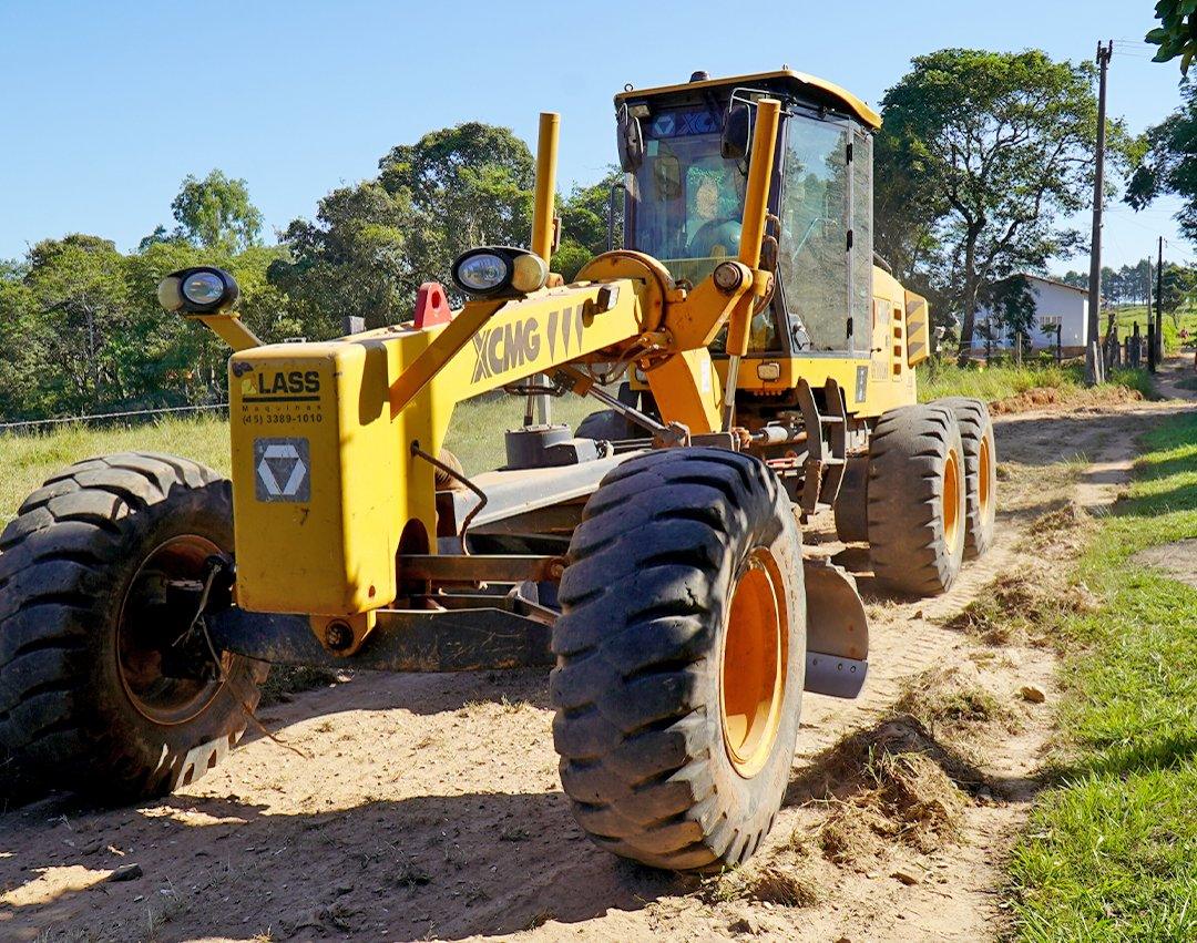 Obras realiza melhorias nas estradas do Jatobazeiro e da Roseira