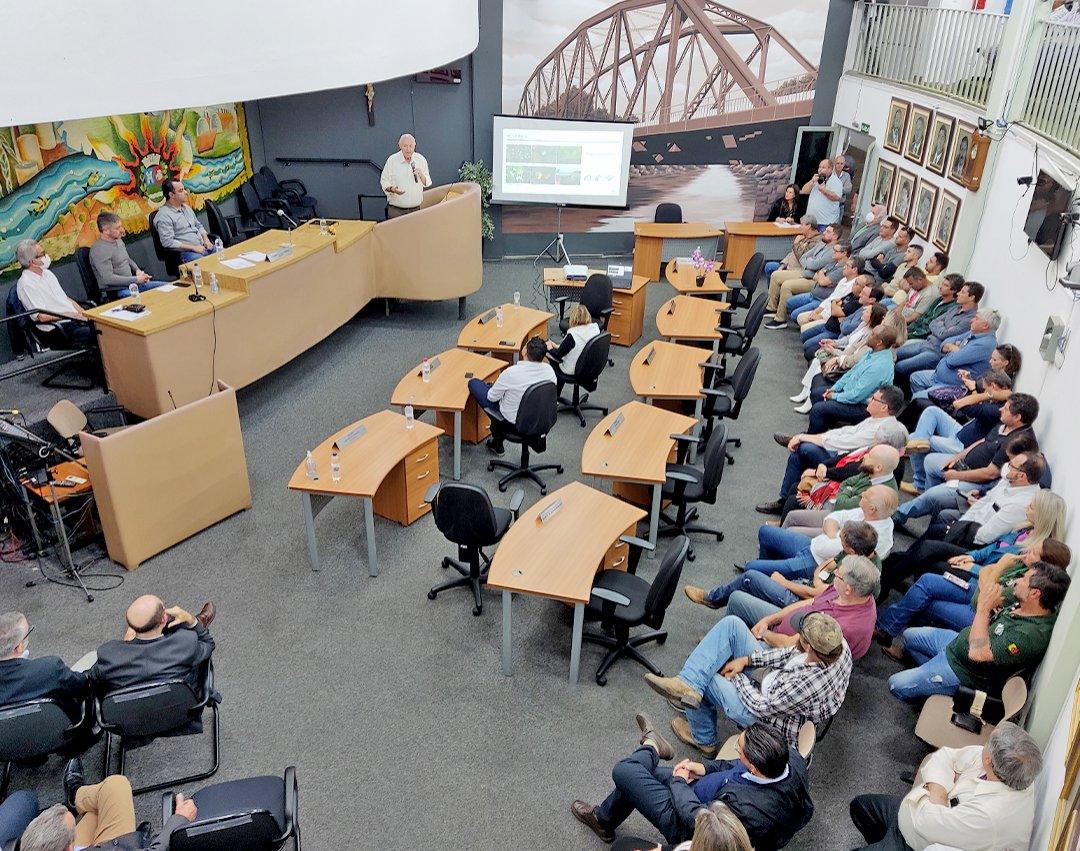 AES Brasil confirma retirada mecânica das macrófitas de represa