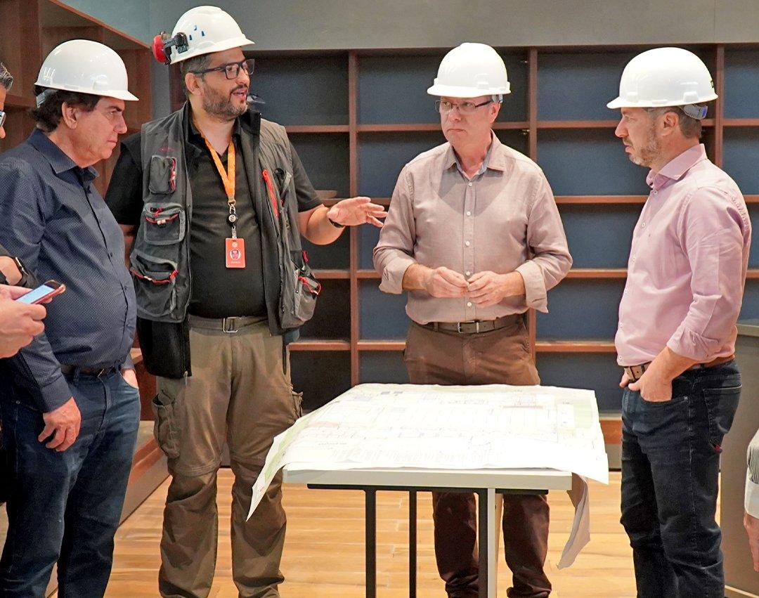 Prefeito visita futuras instalações do Supermercados Pague Menos