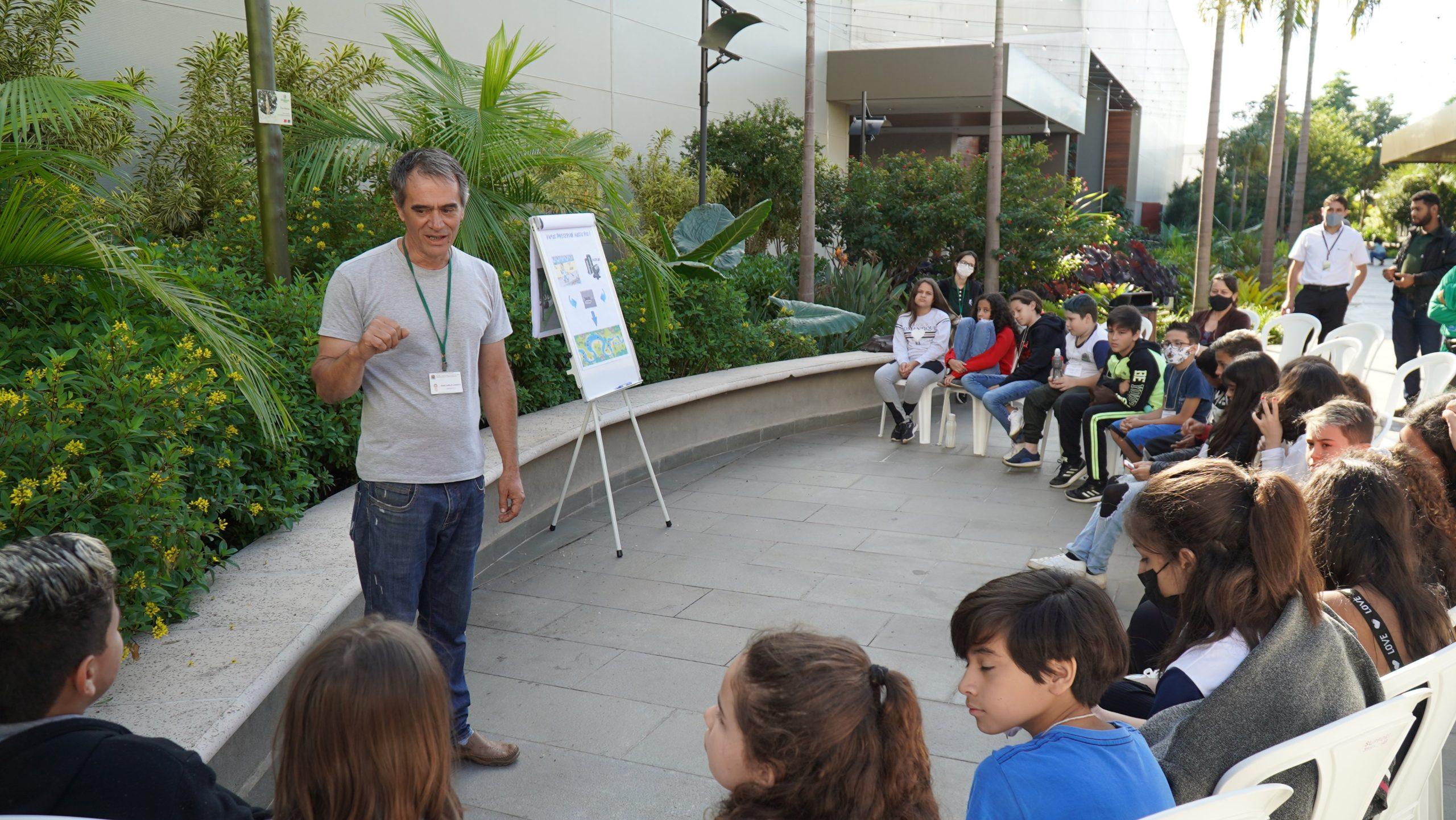 Palestras e exposições: atividades são realizadas com estudantes