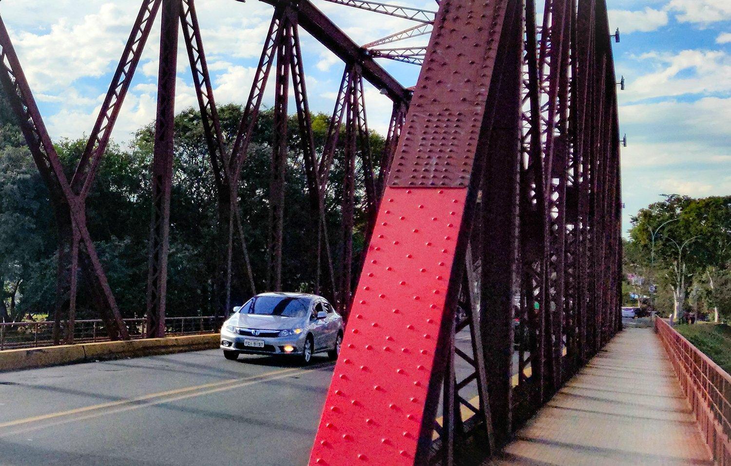Vermelho vence enquete para nova pintura da Ponte de Ferro da Avenida dos Trabalhadores