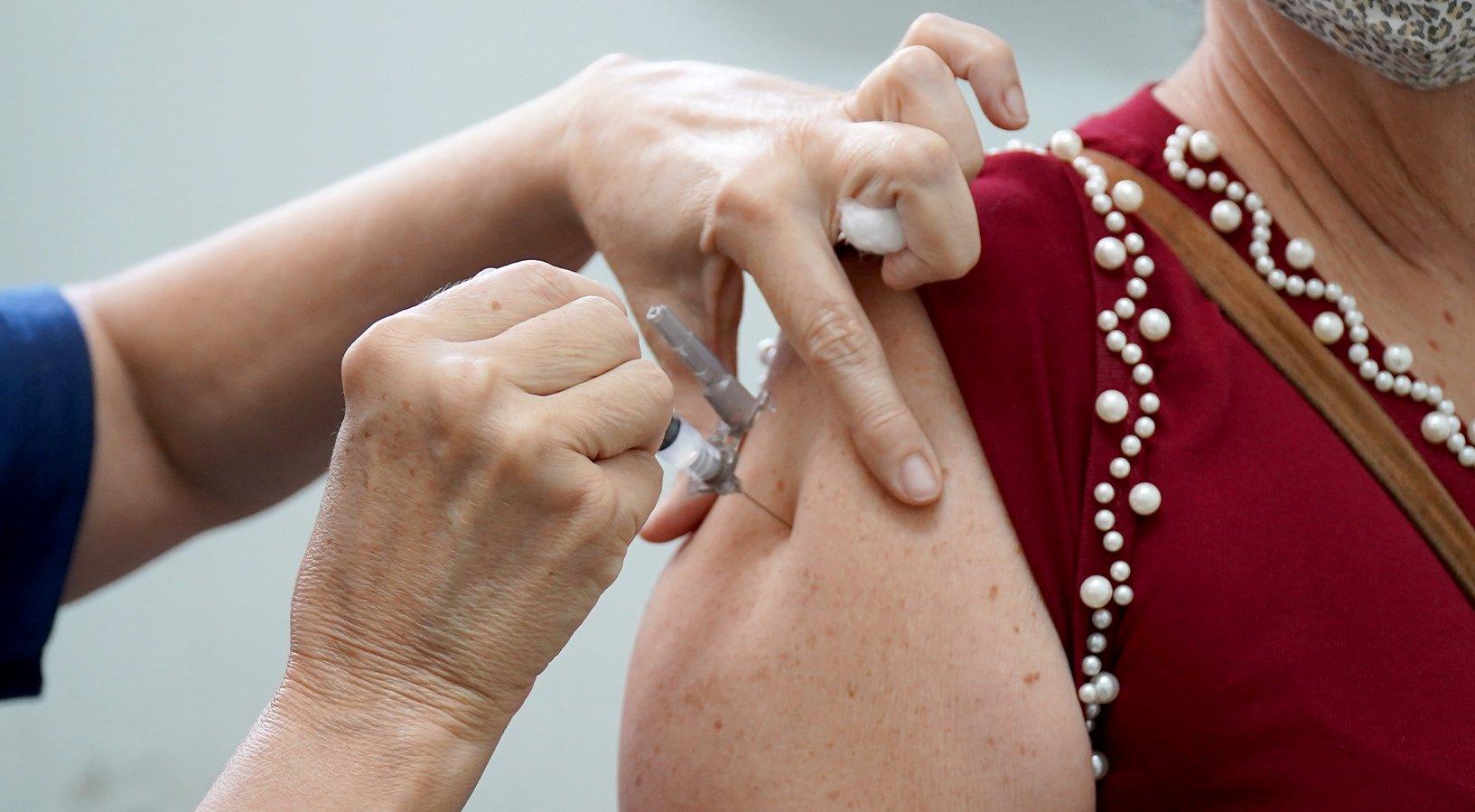Saúde vai aplicar 4ª dose da vacina contra Covid-19 em adultos acima de 40 anos a partir de sábado