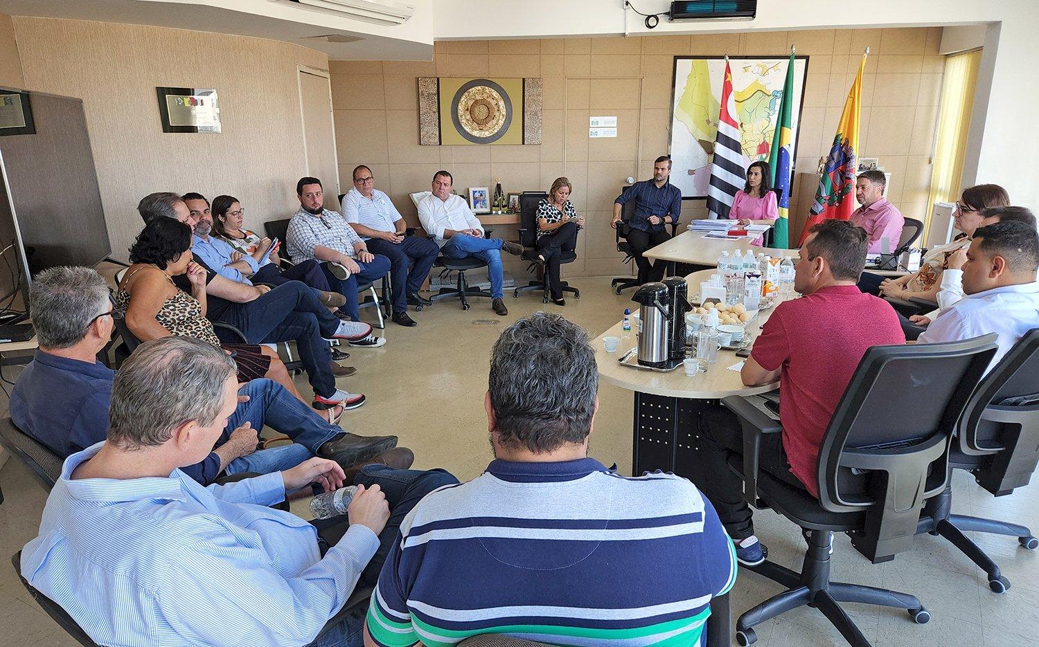 Diálogo e transparência: Gestão da Saúde é tema de reunião entre prefeito, vereadores e terceirizada