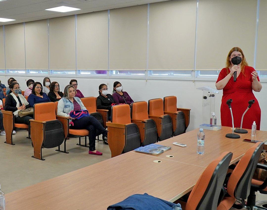Merendeiras da rede de ensino passam por formação