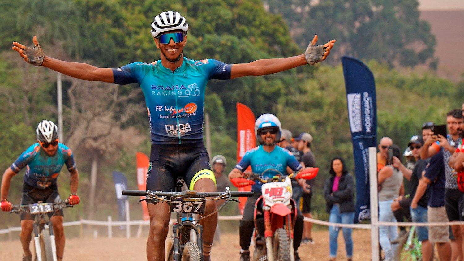 Mais de 400 ciclistas participam da 9ª edição do Roseira Race