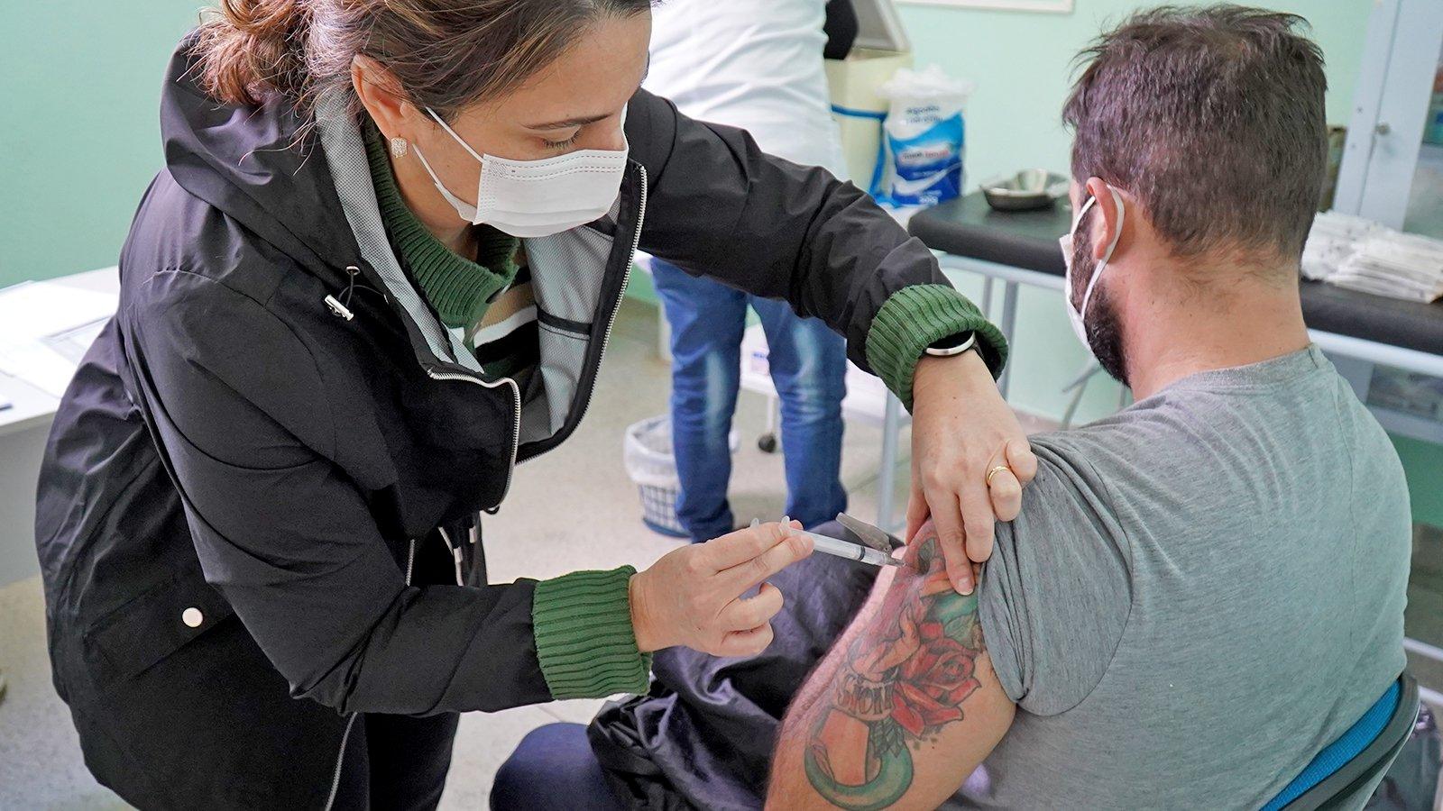 Imunização da 4ª dose contra Covid-19 continua para público a partir de 35 anos