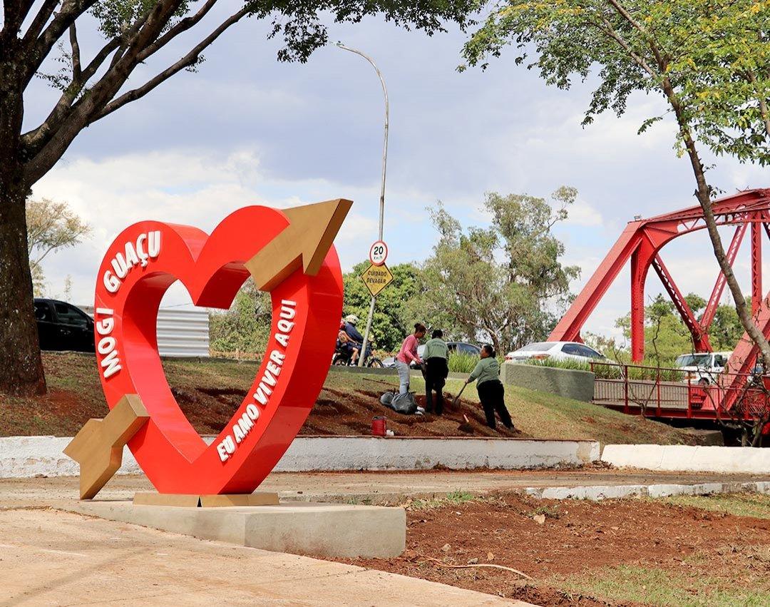 Entorno da estrutura do coração no Parque dos Ingás recebe paisagismo