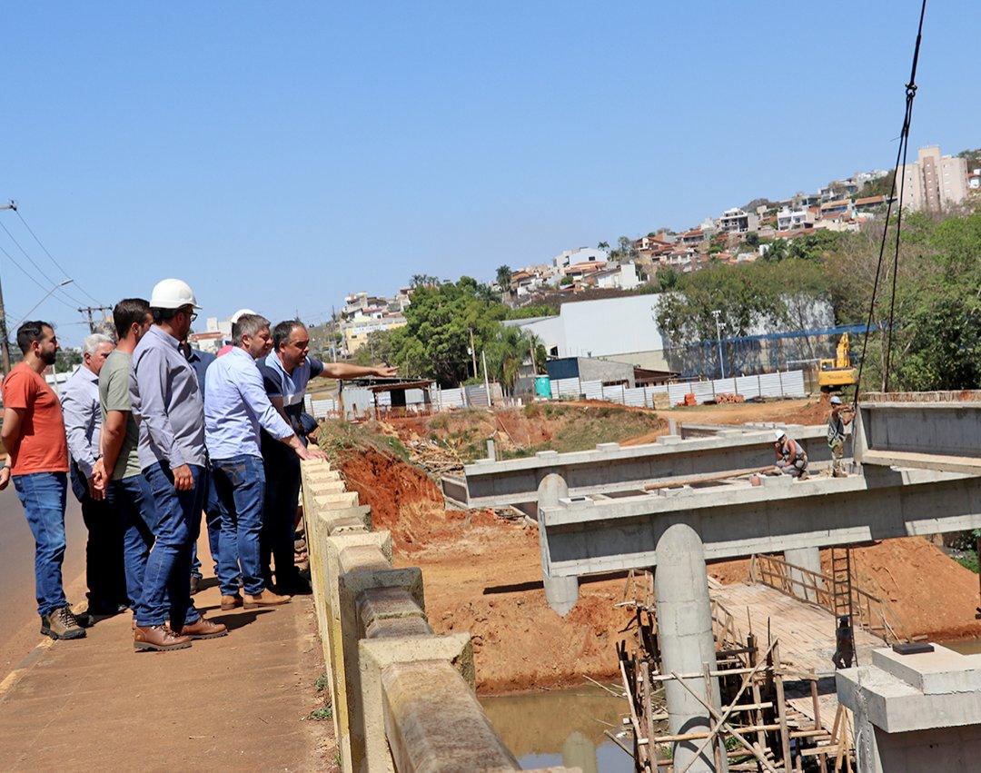Empresa inicia içamento das vigas da nova ponte da Avenida Brasil