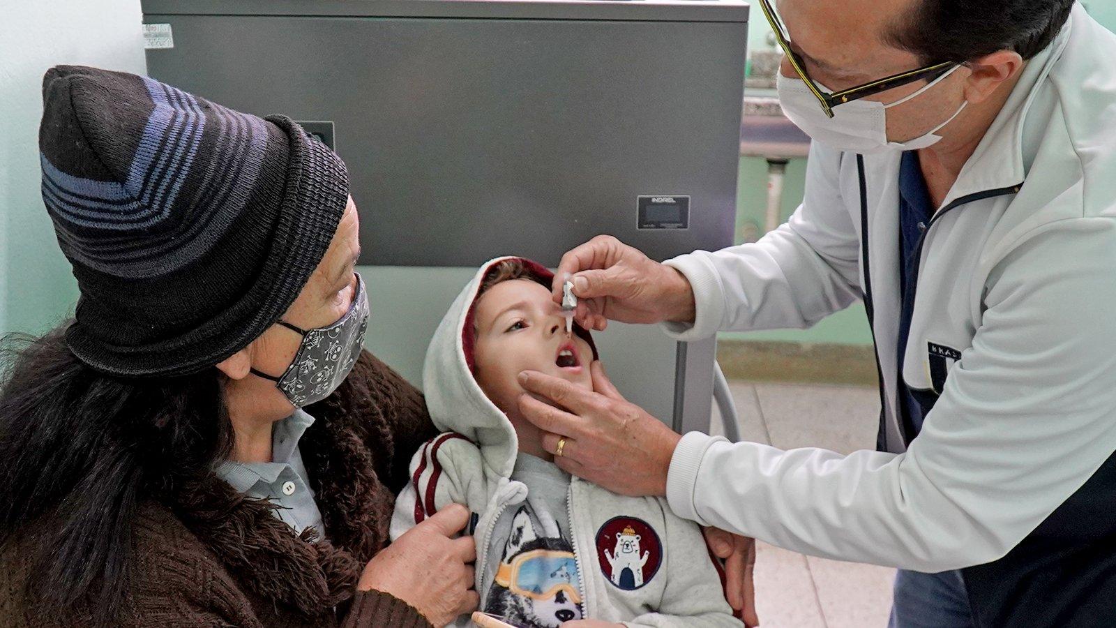 Saúde intensifica ação nas escolas para ampliar vacinação contra a pólio